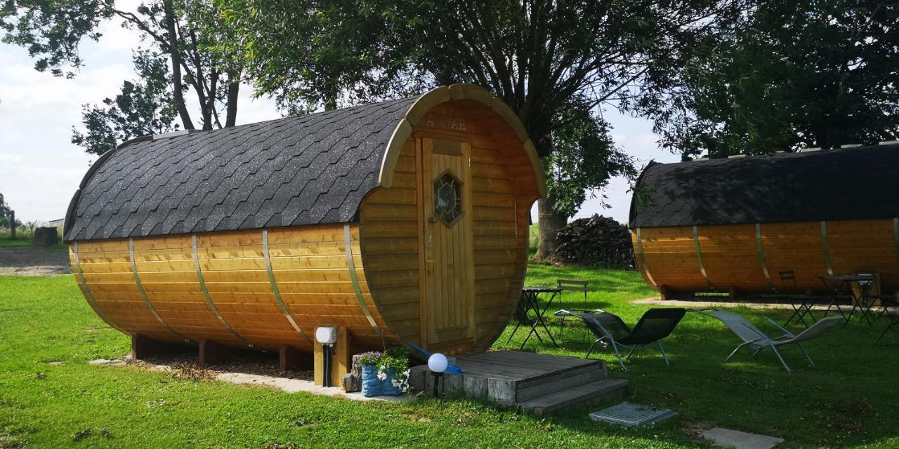 Peenehof Koeppen - Ferienwohnungen & Schlaffaesser Jordenstorf ภายนอก รูปภาพ