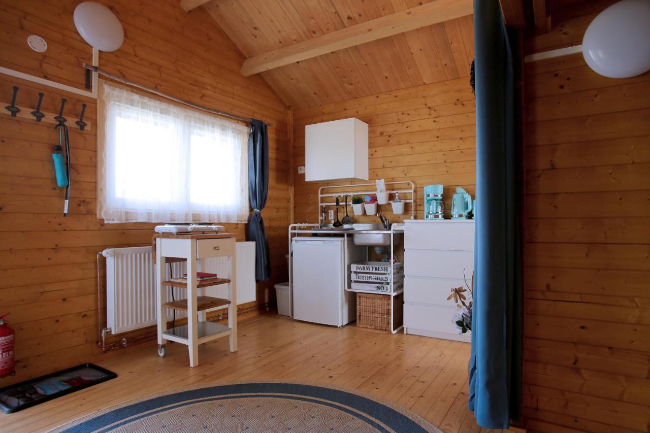 Peenehof Koeppen - Ferienwohnungen & Schlaffaesser Jordenstorf ภายนอก รูปภาพ