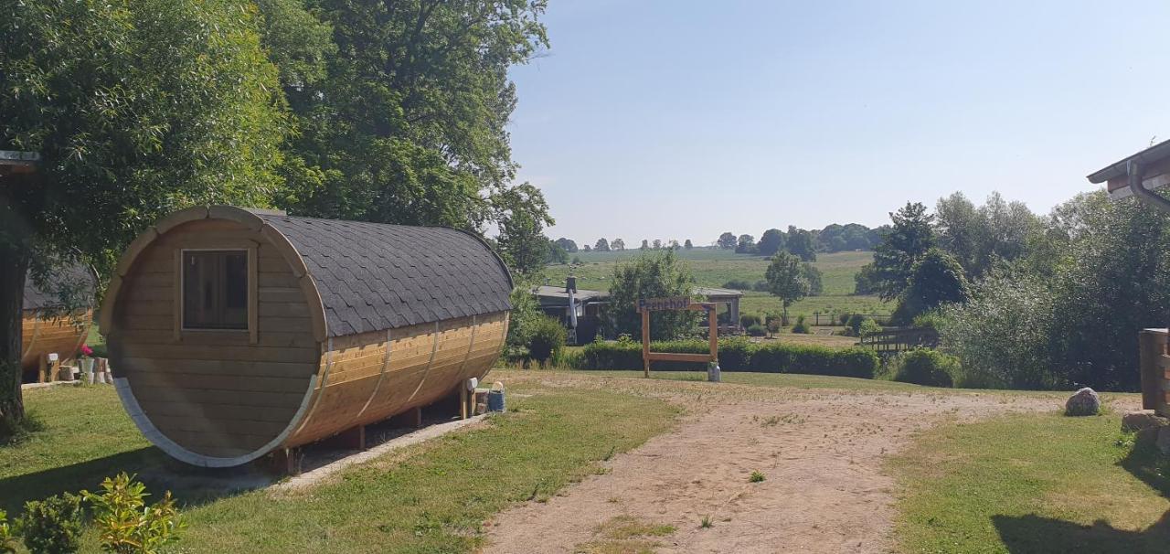 Peenehof Koeppen - Ferienwohnungen & Schlaffaesser Jordenstorf ภายนอก รูปภาพ